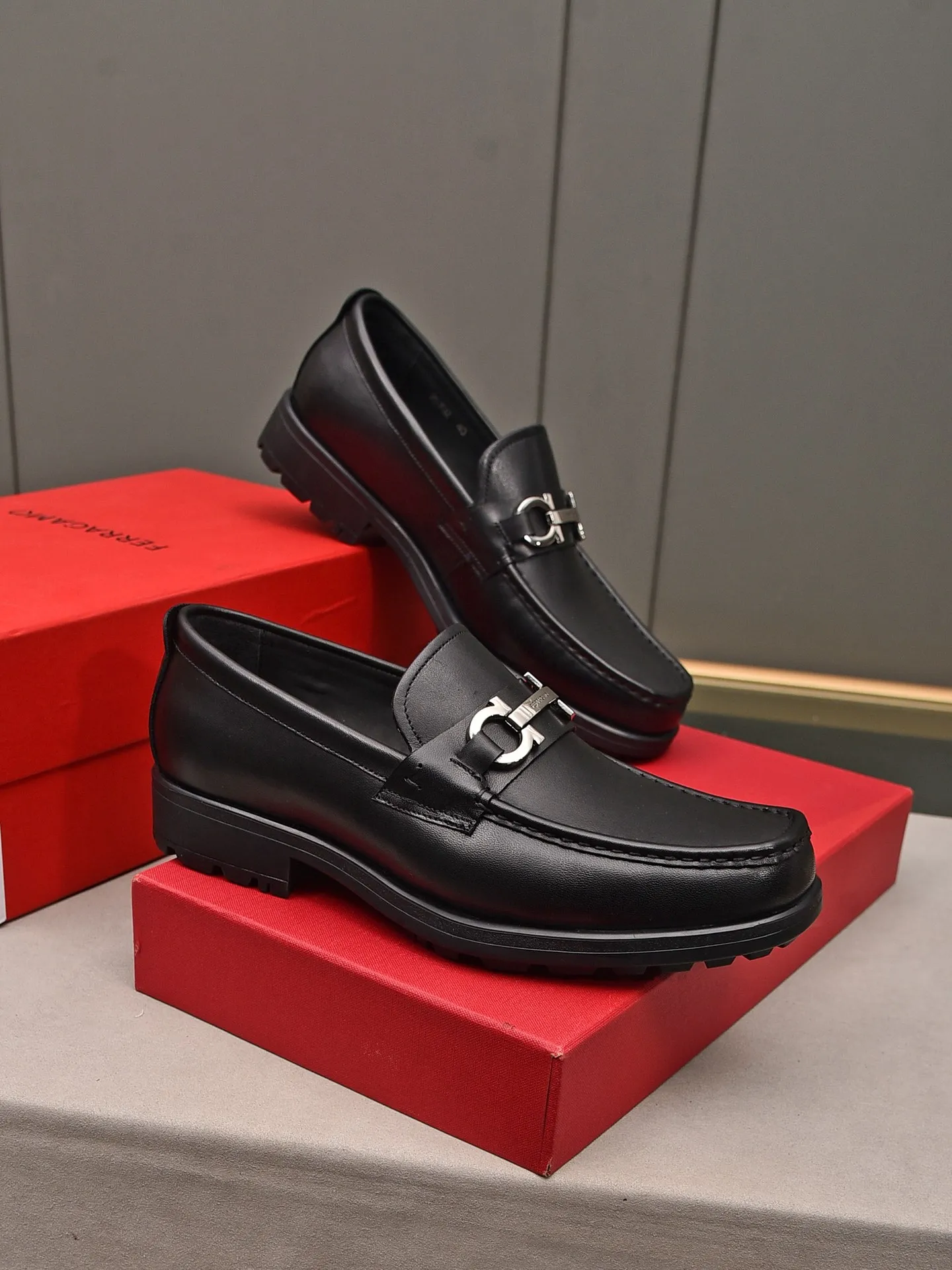 Men's shoes 💰: 500 Brand: Ferragamo Size: Men's size 38/44 (45 can be customized) Grade: Same style as the official website High-end quality men's shoes Material: Original first-layer calfskin Water-dyed cowhide lining Original outsole Style categories: Men's fashionable formal business casual leather shoes Slip-on men's shoes high-top series Young fashion European and American trends British style Casual matching Comfortable feet